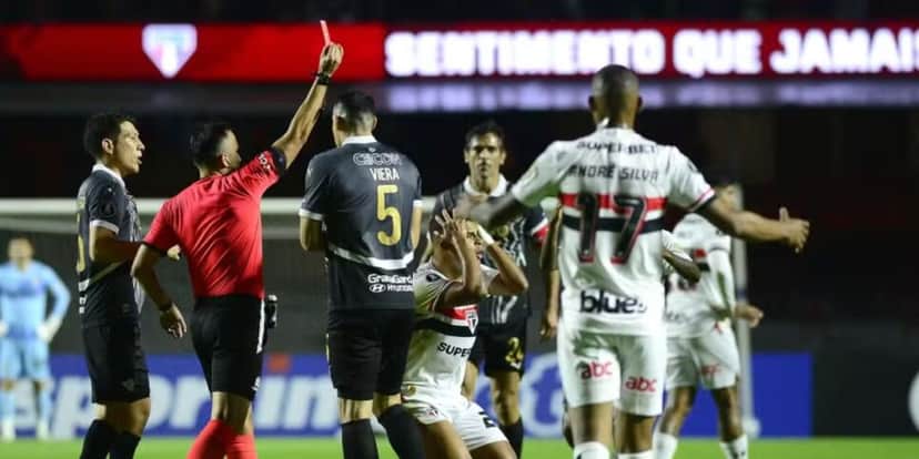 Momento da expulsão de Alisson (Reprodução: Globo) Momento da expulsão de Alisson (Reprodução: Globo)