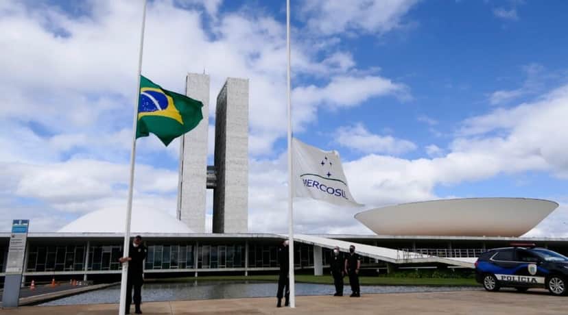 Brasil de Luto: Bandeira hasteada pela metade no Palácio da Alvorada (Foto: Reprodução/ Roque Sá/ Ag. Senado) Brasil de Luto: Bandeira hasteada pela metade no Palácio da Alvorada (Foto: Reprodução/ Roque Sá/ Ag. Senado)