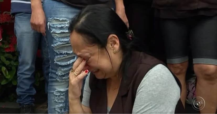 Atendente de caixa da padaria chorando no chão e passando mal com a notícia do encerramento da Padaria Sabina (Foto: Reprodução/TV TEM/G1) Atendente de caixa da padaria chorando no chão e passando mal com a notícia do encerramento da Padaria Sabina (Foto: Reprodução/TV TEM/G1)