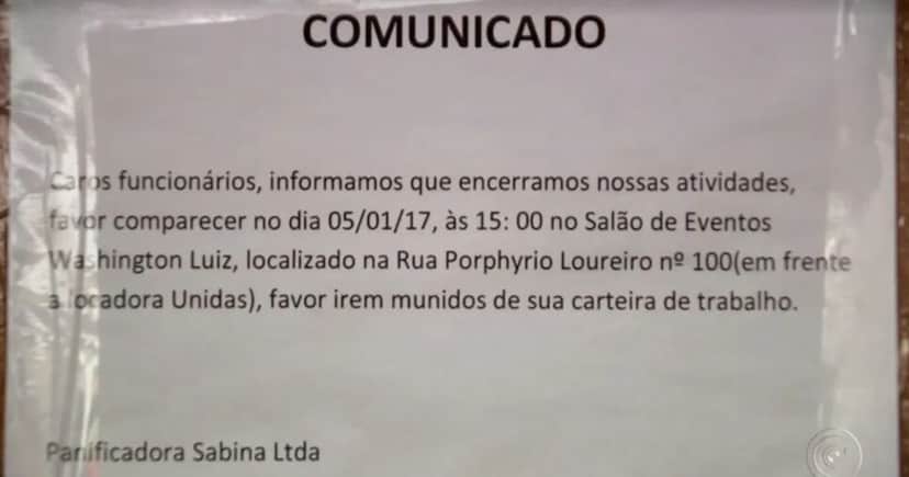 Aviso na porta da padaria informou os funcionários sobre encerramento das atividades — Foto: Reprodução/TV TEM Aviso na porta da padaria informou os funcionários sobre encerramento das atividades — Foto: Reprodução/TV TEM