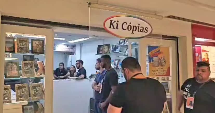 Ki cópias com agendes na porta (Foto Reprodução/G1) Ki cópias com agendes na porta (Foto Reprodução/G1)