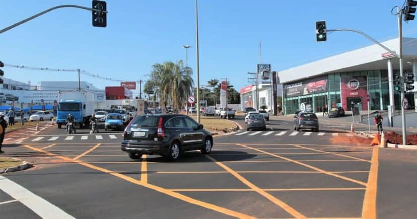 Semáforo em cruzamento complicado Semáforo em cruzamento complicado