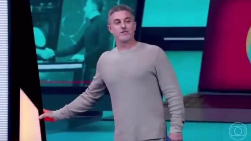 Luciano Huck perde o chão no Domingão com cena de juradas (Foto: Reprodução/ Globo) Luciano Huck perde o chão no Domingão com cena de juradas (Foto: Reprodução/ Globo)