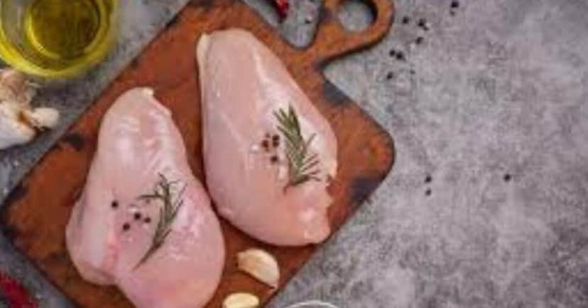 O frango deve estar 100% cozido ou assado para garantir sua segurança no consumo O frango deve estar 100% cozido ou assado para garantir sua segurança no consumo