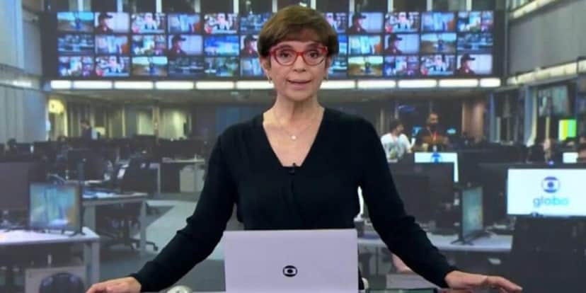 Bancada do noticiário global com a apresentadora em questão (Foto: Reprodução/ Globoplay) Bancada do noticiário global com a apresentadora em questão (Foto: Reprodução/ Globoplay)