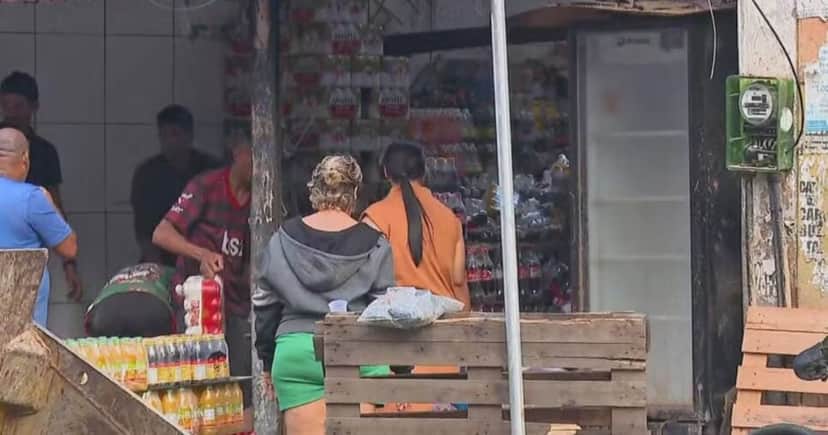 Vizinhos de casarão que desabou retiram mercadorias — Foto: Reprodução/TV Globo Vizinhos de casarão que desabou retiram mercadorias — Foto: Reprodução/TV Globo
