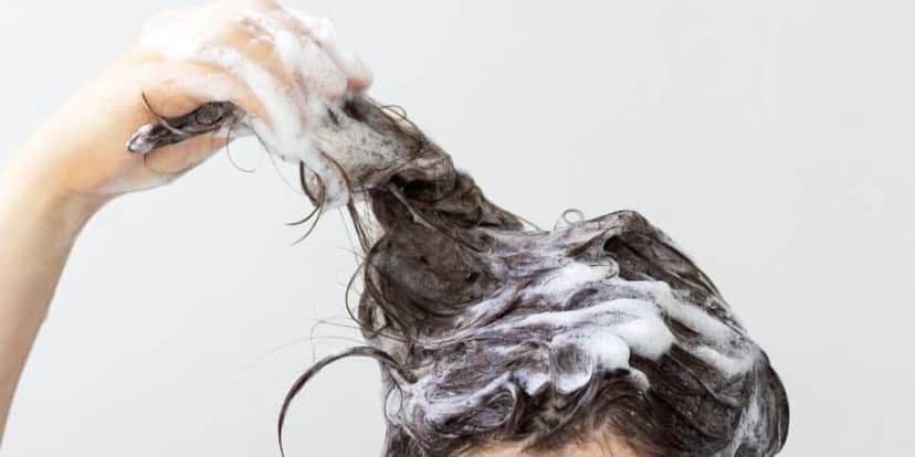 Shampoo de 3 ingredientes para acabar com o cabelo grisalhos (Reprodução: Canva) Shampoo de 3 ingredientes para acabar com o cabelo grisalhos (Reprodução: Canva)