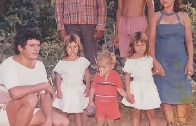 Simone Mendes ao lado da família na infância (Foto Reprodução/YouTube) Simone Mendes ao lado da família na infância (Foto Reprodução/YouTube)
