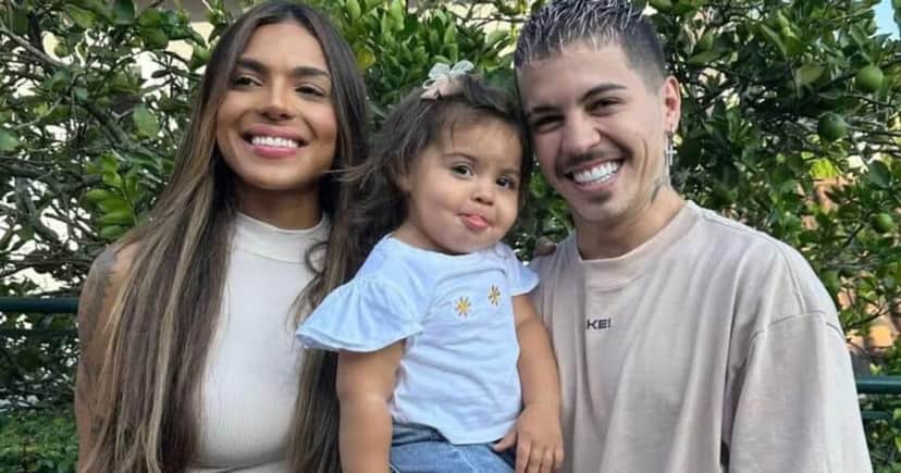 Biel ao lado de Tays Reis e da filha, Pietra - Foto: Internet Biel ao lado de Tays Reis e da filha, Pietra - Foto: Internet