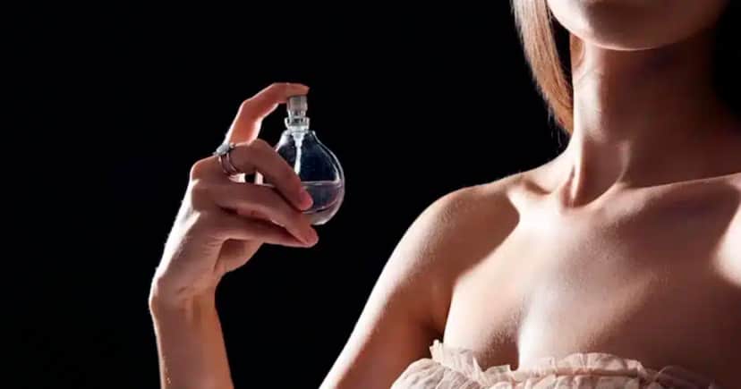 Como fazer o perfume grudar na pele (Foto: Reprodução) Como fazer o perfume grudar na pele (Foto: Reprodução)