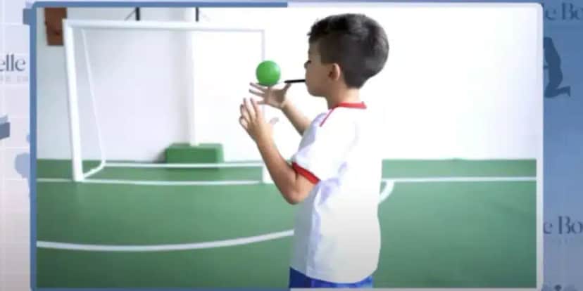 Equilibrando a bolinha (Foto: Reprodução / YouTube) Equilibrando a bolinha (Foto: Reprodução / YouTube)