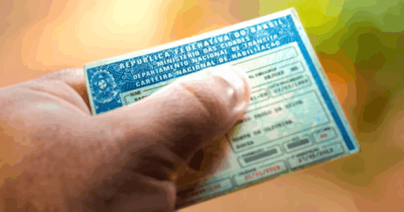 Homem segurando a CNH (Foto: Freepik) Homem segurando a CNH (Foto: Freepik)