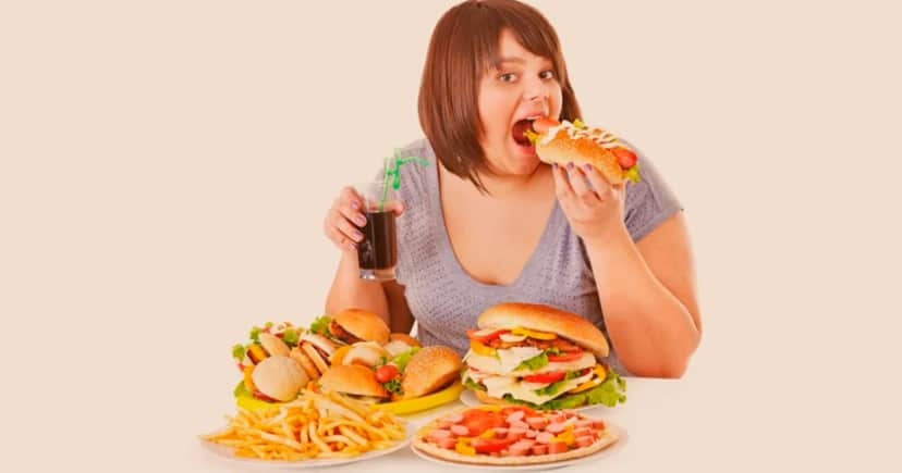 Mulher comendo muitos processados (Foto: Reprodução) Mulher comendo muitos processados (Foto: Reprodução)