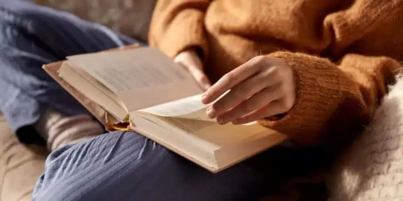 Mulher lendo livro (Foto: Canva) Mulher lendo livro (Foto: Canva)