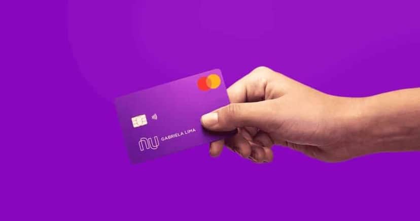 Mulher segurando cartão do Nubank (Foto: Divulgação) Mulher segurando cartão do Nubank (Foto: Divulgação)