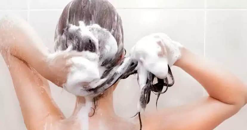 Mulher passando shampoo (Foto: Reprodução) Mulher passando shampoo (Foto: Reprodução)