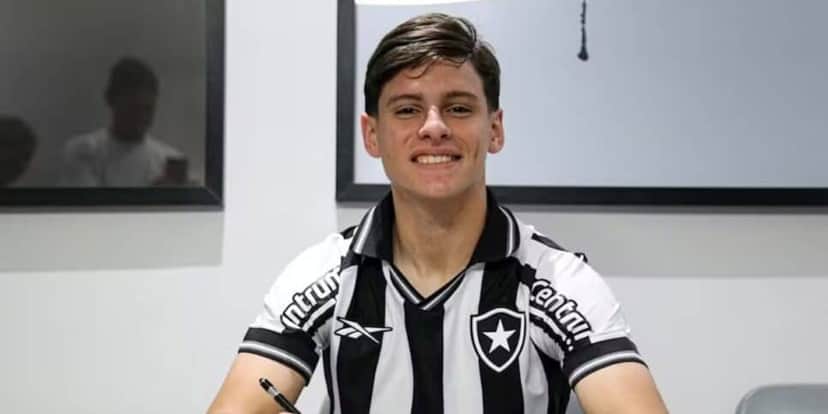 O argentino assinando o contrato com o Botafogo (Reprodução: Henrique Lima) O argentino assinando o contrato com o Botafogo (Reprodução: Henrique Lima)