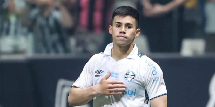 Aravena voltou lesionado da Data FIfa (Reprodução: Gilson Lobo) Aravena voltou lesionado da Data FIfa (Reprodução: Gilson Lobo)