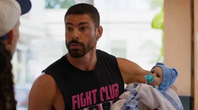 César fura fila com bebê reborn em Vale Tudo (Foto: Reprodução / Globo) César fura fila com bebê reborn em Vale Tudo (Foto: Reprodução / Globo)