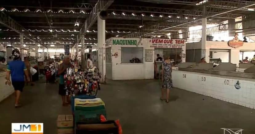Feirantes e consumidores reclamaram das péssimas condições do local (Foto: Reprodução/TV Mirante/Globo) Feirantes e consumidores reclamaram das péssimas condições do local (Foto: Reprodução/TV Mirante/Globo)