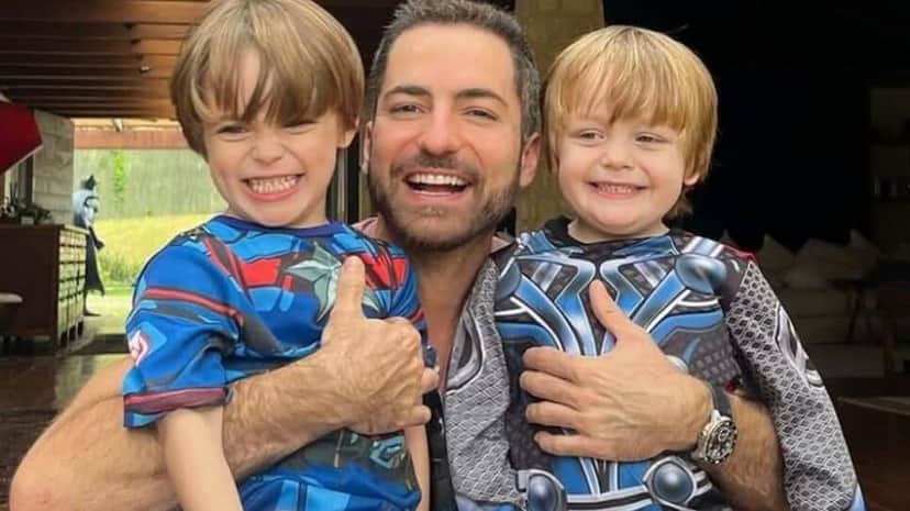 Thales Bretas com os filhos gêmeos (Foto: Reprodução/ Instagram) Thales Bretas com os filhos gêmeos (Foto: Reprodução/ Instagram)