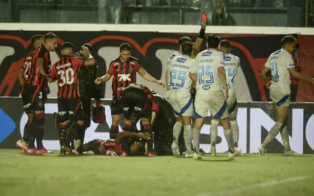 Eduardo fez uma falta dura em Jamerson que resultou em uma lesão no craque do Vitória (Foto: Reprodução/ Internet) Eduardo fez uma falta dura em Jamerson que resultou em uma lesão no craque do Vitória (Foto: Reprodução/ Internet)