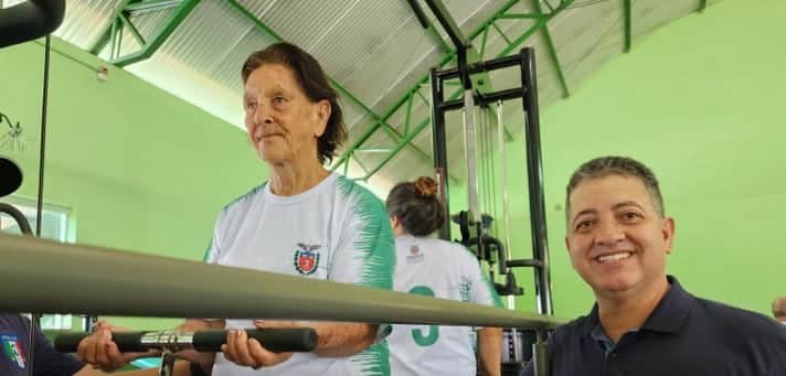Cobra Repórter e idosa em academia (Foto: Reprodução / Assessoria Parlamentar) Cobra Repórter e idosa em academia (Foto: Reprodução / Assessoria Parlamentar)