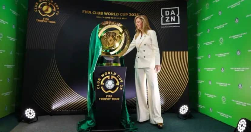 Leila Pereira com a taça do Mundial de Clubes - Foto: Internet Leila Pereira com a taça do Mundial de Clubes - Foto: Internet