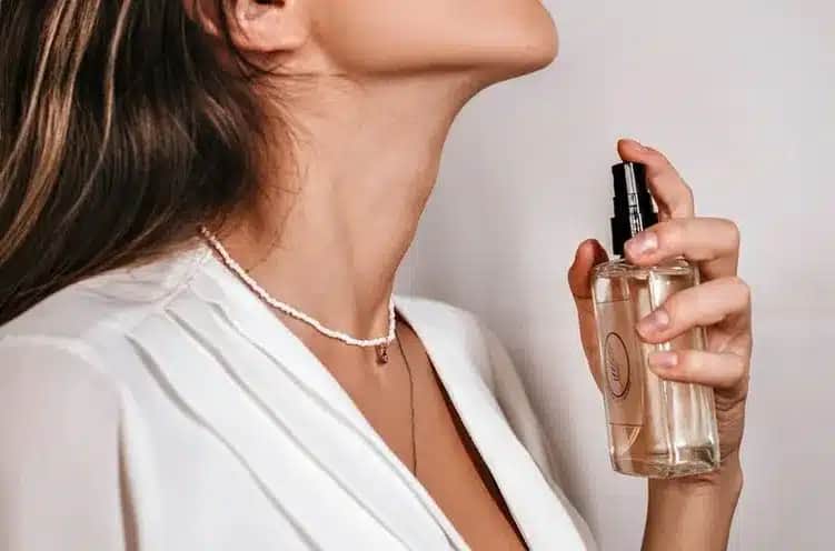 Mulher usando perfume (Foto: Reprodução / Canva) Mulher usando perfume (Foto: Reprodução / Canva)