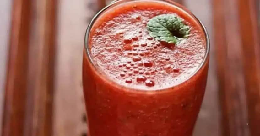 Suco detox de limão, tomate e gengibre (Foto Reprodução/Canva) Suco detox de limão, tomate e gengibre (Foto Reprodução/Canva)