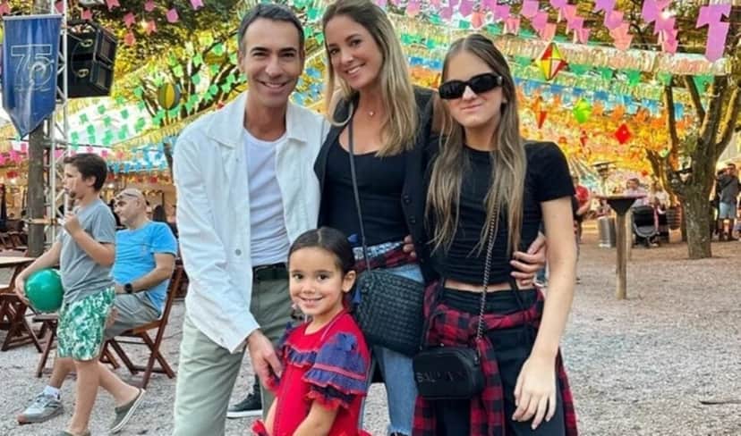César Tralli ao lado da esposa e filhas (Foto: Reprodução/ Instagram) César Tralli ao lado da esposa e filhas (Foto: Reprodução/ Instagram)
