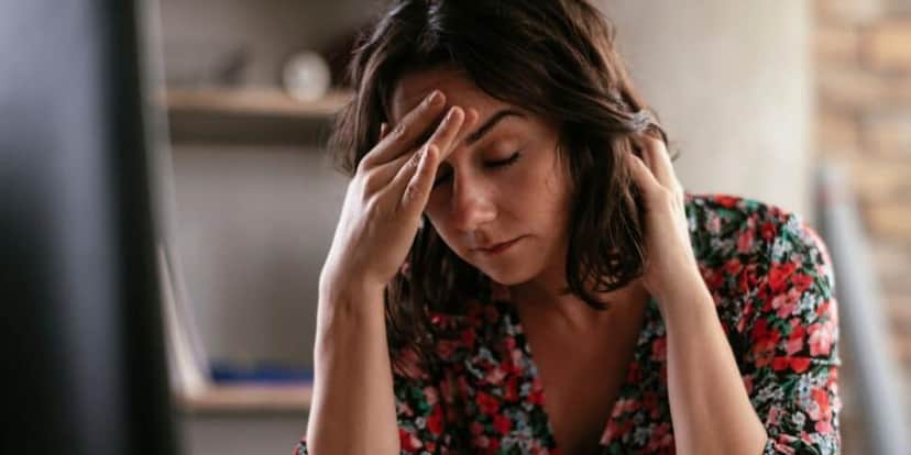 Mulher com dor de cabeça (Foto: Canva) Mulher com dor de cabeça (Foto: Canva)