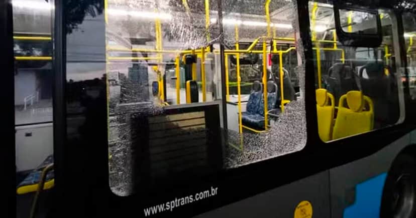 Ônibus é apedrejado em SP (Foto: Reprodução) Ônibus é apedrejado em SP (Foto: Reprodução)