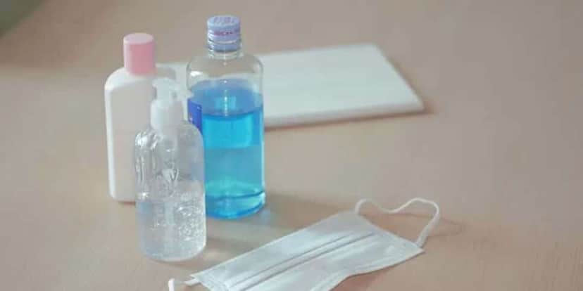 Álcool em gel pequeno para guardar na bolsa (Reprodução: Canva) Álcool em gel pequeno para guardar na bolsa (Reprodução: Canva)