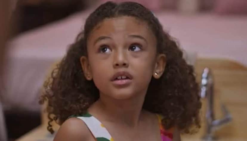 Sofia amplamente protegida por Abel e pela babá Leo (Foto: Reprodução/ Globo) Sofia amplamente protegida por Abel e pela babá Leo (Foto: Reprodução/ Globo)