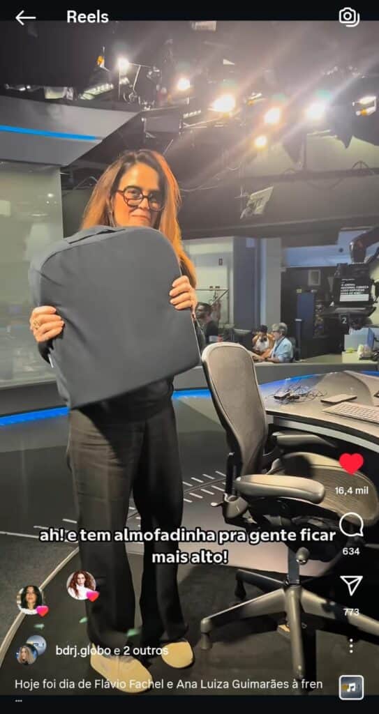 Ana Luiza Guimarães e Flávio Fachel mostrando detalhes da bancada do Jornal Nacional (Foto: Reprodução/ Internet) Ana Luiza Guimarães e Flávio Fachel mostrando detalhes da bancada do Jornal Nacional (Foto: Reprodução/ Internet)