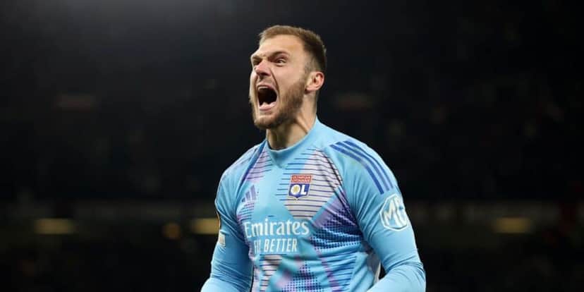 Lucas Perri agora defenderá o Leeds, da Inglaterra (Reprodução: Carl Recine) Lucas Perri agora defenderá o Leeds, da Inglaterra (Reprodução: Carl Recine)