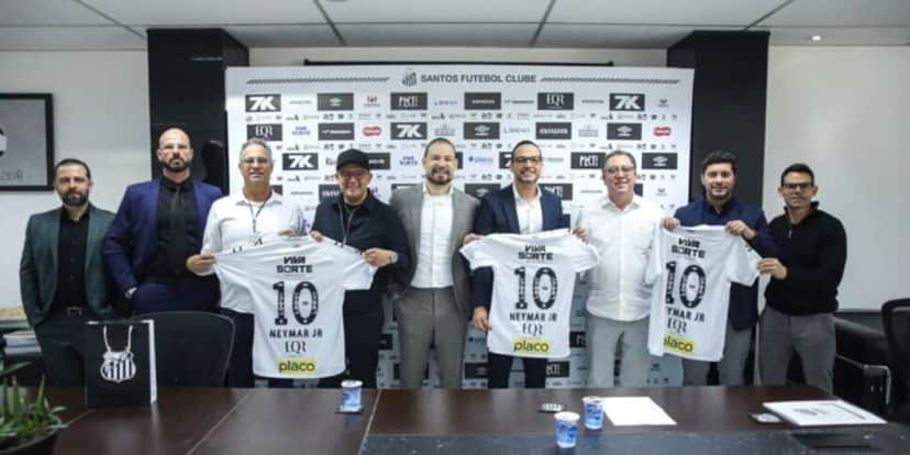 EQR agora está na camisa do Santos (Reprodução: Reinaldo Campos) EQR agora está na camisa do Santos (Reprodução: Reinaldo Campos)