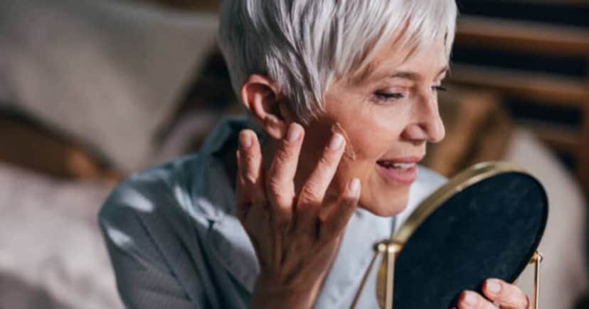 Mulheres de 60 anos precisam ficar atentas a esses hábitos noturno (Foto: iStock) Mulheres de 60 anos precisam ficar atentas a esses hábitos noturno (Foto: iStock)
