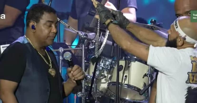 Fã invade palco e entrega colar para Luiz Carlos, vocalista de Raça Negra, em Campina Grande (Foto: Reprodução/Sua Música) Fã invade palco e entrega colar para Luiz Carlos, vocalista de Raça Negra, em Campina Grande (Foto: Reprodução/Sua Música)