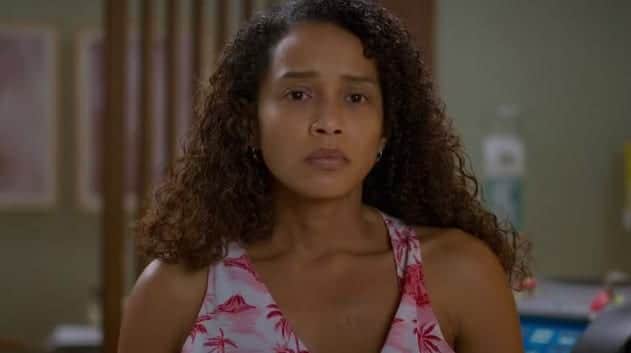 Em Vale Tudo, Raquel retira a tatuagem com o nome de Maria de Fátima (Foto: Reprodução / Globo) Em Vale Tudo, Raquel retira a tatuagem com o nome de Maria de Fátima (Foto: Reprodução / Globo)