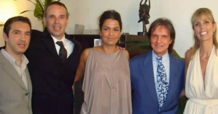 Roberto Carlos com os filhos Rafael, Dudu (falecido em 2021), Luciana e Ana Paula, que morreu em 2011 (Foto: Reprodução) Roberto Carlos com os filhos Rafael, Dudu (falecido em 2021), Luciana e Ana Paula, que morreu em 2011 (Foto: Reprodução)