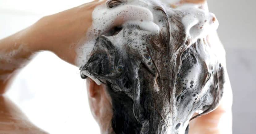 Usando shampoo no cabelo (Foto: Divulgação)