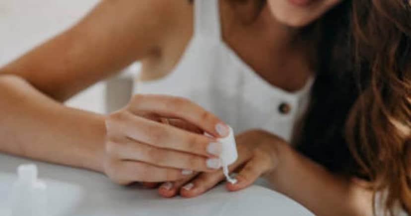Mulher passando esmalte nas unhas (Foto: Reprodução/ Internet) Mulher passando esmalte nas unhas (Foto: Reprodução/ Internet)