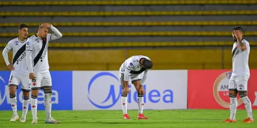 Jogadores do Vasco lamentando a derrota (Reprodução: Rodrigo BUENDIA) Jogadores do Vasco lamentando a derrota (Reprodução: Rodrigo BUENDIA)