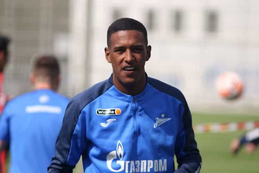 Robert Renan defendendo o Zenit (Foto: Maksim Konstantinov/SOPA Images/LightRocket via Getty Images)