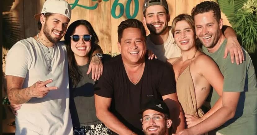 O famoso cantor sertanejo ao lado de seus seis filhos (Foto: Reprodução) O famoso cantor sertanejo ao lado de seus seis filhos (Foto: Reprodução)