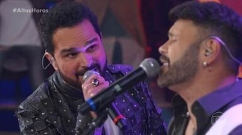 Luciano Camargo cantando com o amigo no "Altas Horas" (Foto: Reprodução/ Globo) Luciano Camargo cantando com o amigo no "Altas Horas" (Foto: Reprodução/ Globo)