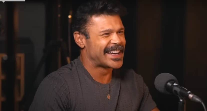 Marcos, da dupla Marcos e Belutti, expõe emoção ao ir dormir na casa de seu ídolo da música (Foto: Reprodução/ YouTube) Marcos, da dupla Marcos e Belutti, expõe emoção ao ir dormir na casa de seu ídolo da música (Foto: Reprodução/ YouTube)