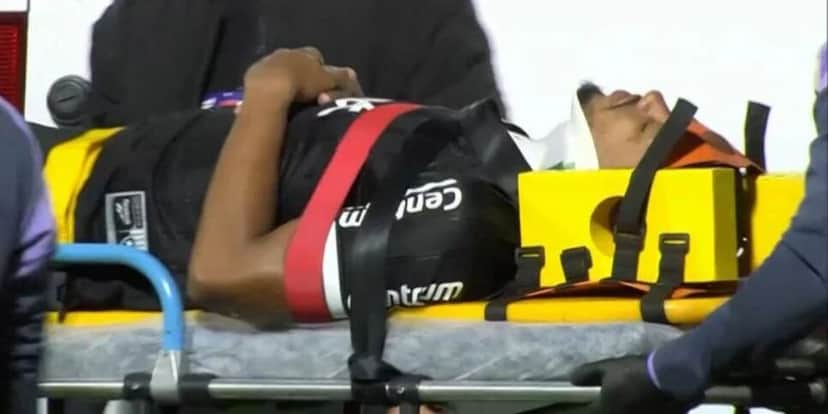 Marlon Freitas saiu de ambulância no jogo de ontem (Reprodução: Divulgação) Marlon Freitas saiu de ambulância no jogo de ontem (Reprodução: Divulgação)